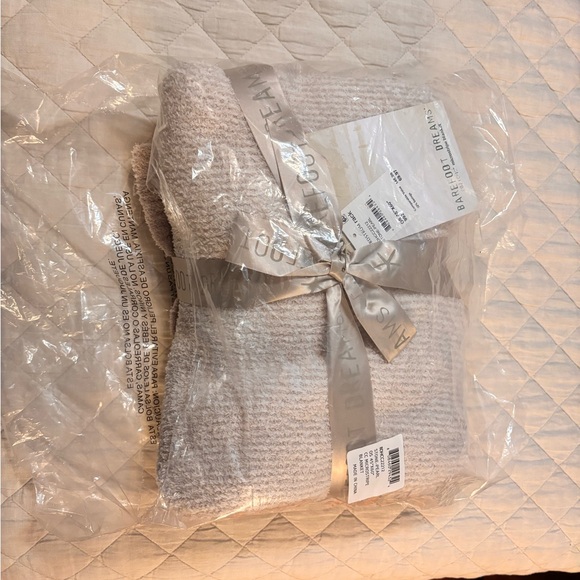 Barefoot Dreams 45” x 60” Cream Knit Throw - Picture 2 of 6